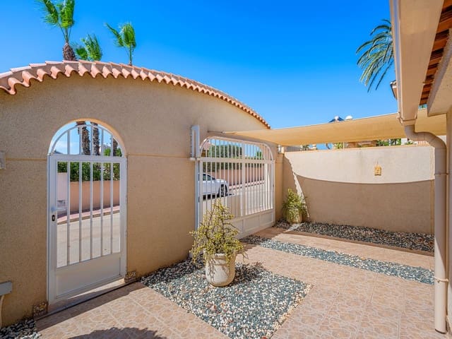 Chalet de 5 habitaciones en Benijófar en venta con piscina garaje - 399.000 € (Ref: 9348529)