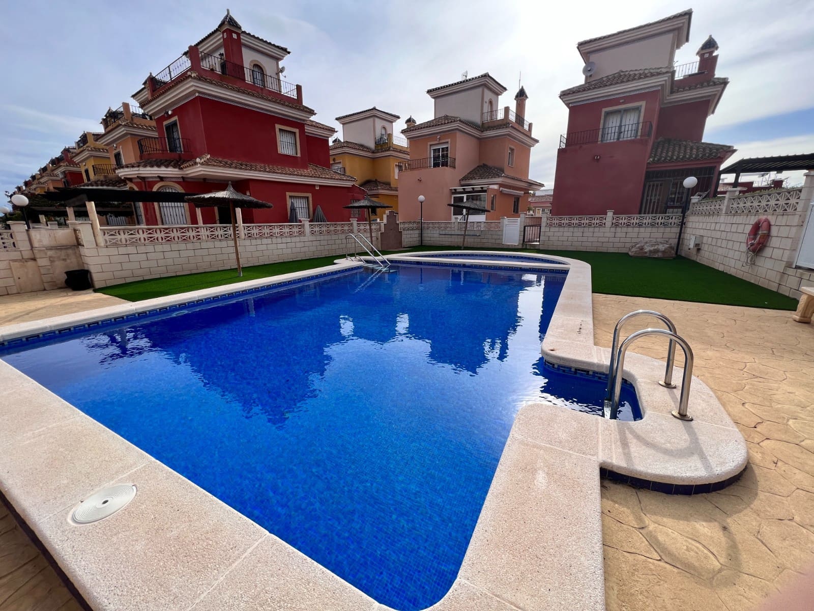 3 bedroom Villa for sale in Los Montesinos with pool - € 188,000 (Ref: 9388612)
