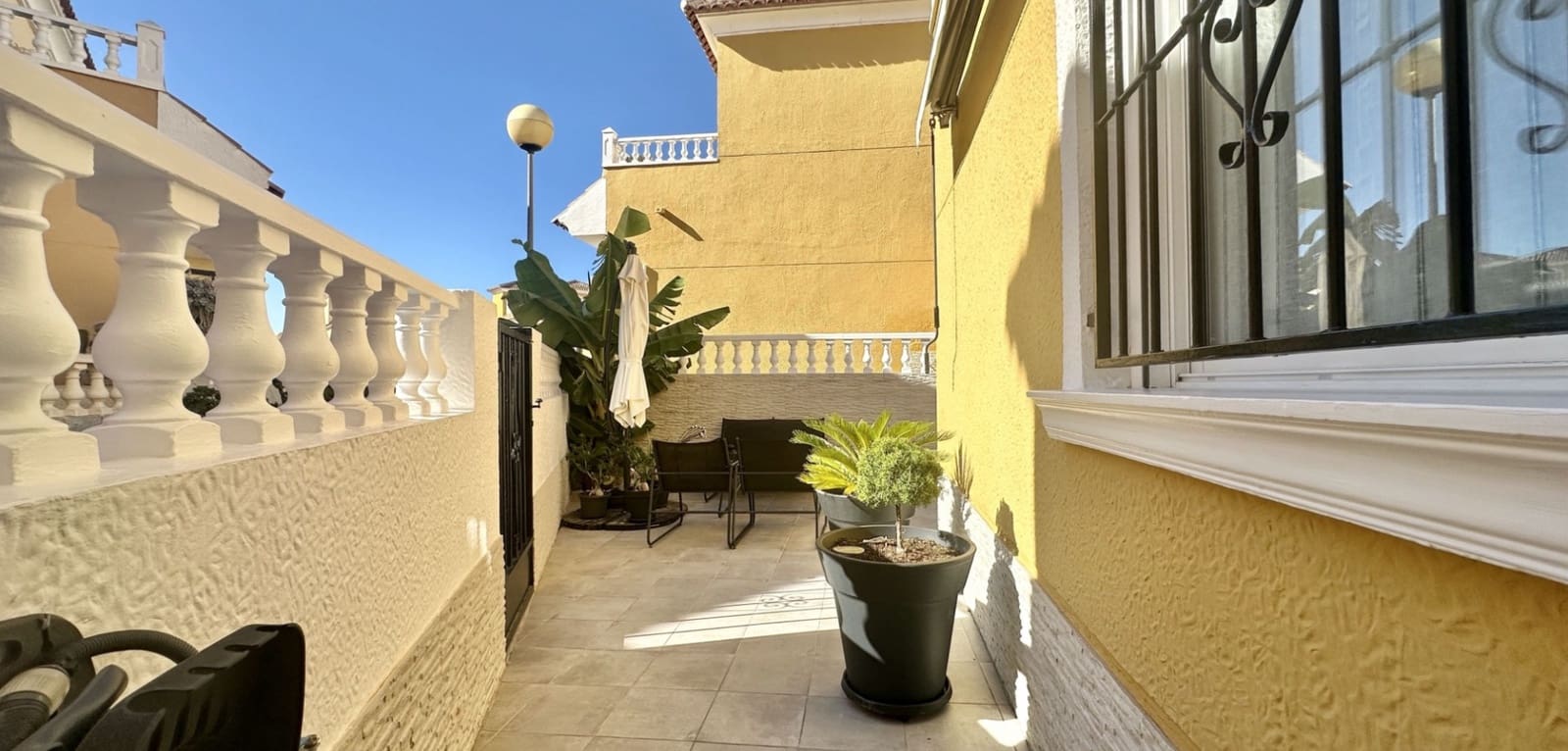 3 bedroom Townhouse for sale in La Florida with pool - € 295,000 (Ref: 9396637)
