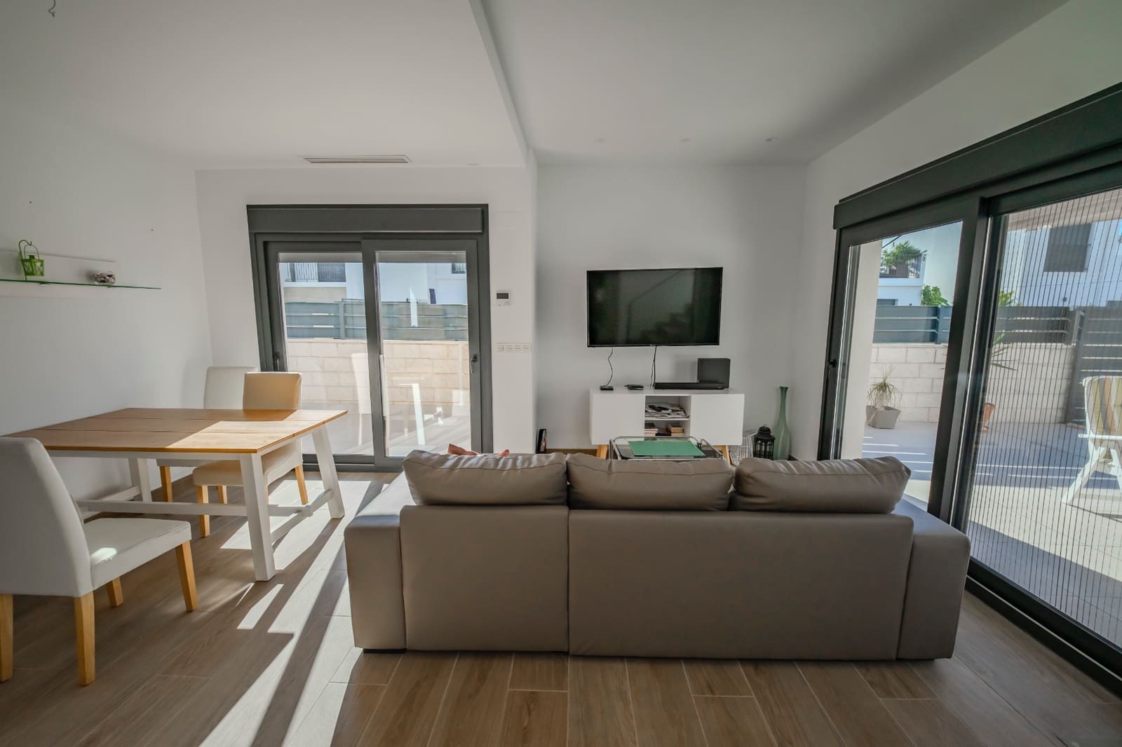 3 soverom Kjedet enebolig til salgs i Ciudad Quesada med svømmebasseng - € 405 000 (Ref: 9419462)