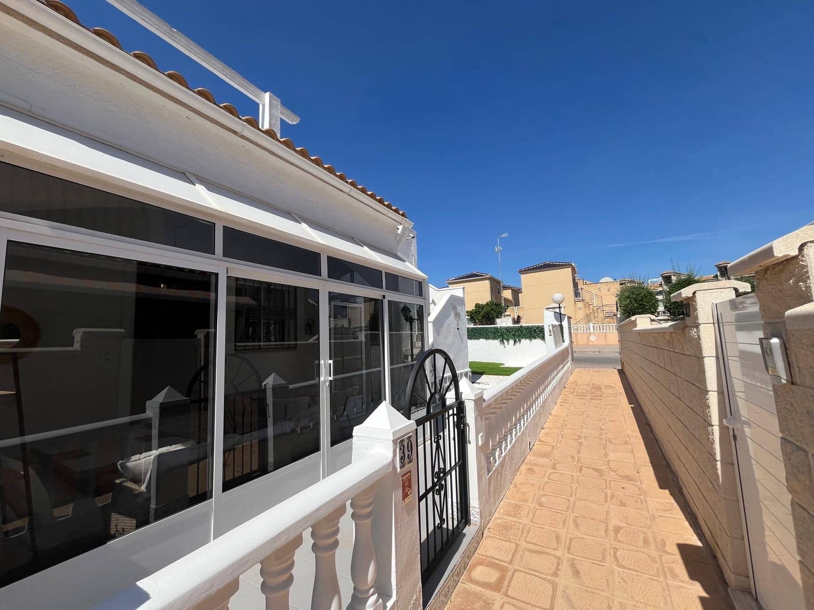 2 makuuhuone Bungalow myytävänä paikassa Orihuela Costa mukana uima-altaan - 209 999 € (Ref: 9426668)