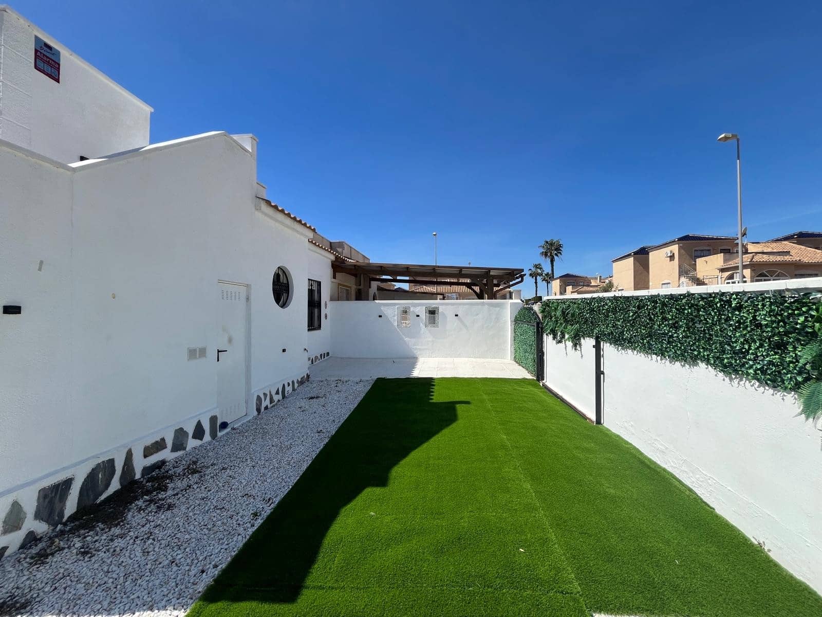 2 makuuhuone Bungalow myytävänä paikassa Orihuela Costa mukana uima-altaan - 209 999 € (Ref: 9426668)