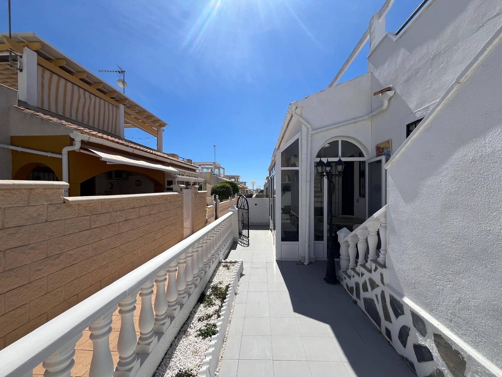 2 makuuhuone Bungalow myytävänä paikassa Orihuela Costa mukana uima-altaan - 209 999 € (Ref: 9426668)