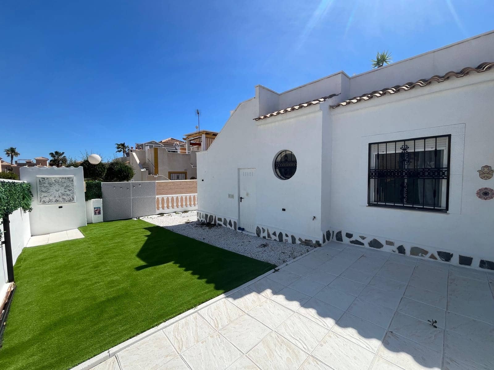 2 makuuhuone Bungalow myytävänä paikassa Orihuela Costa mukana uima-altaan - 209 999 € (Ref: 9426668)