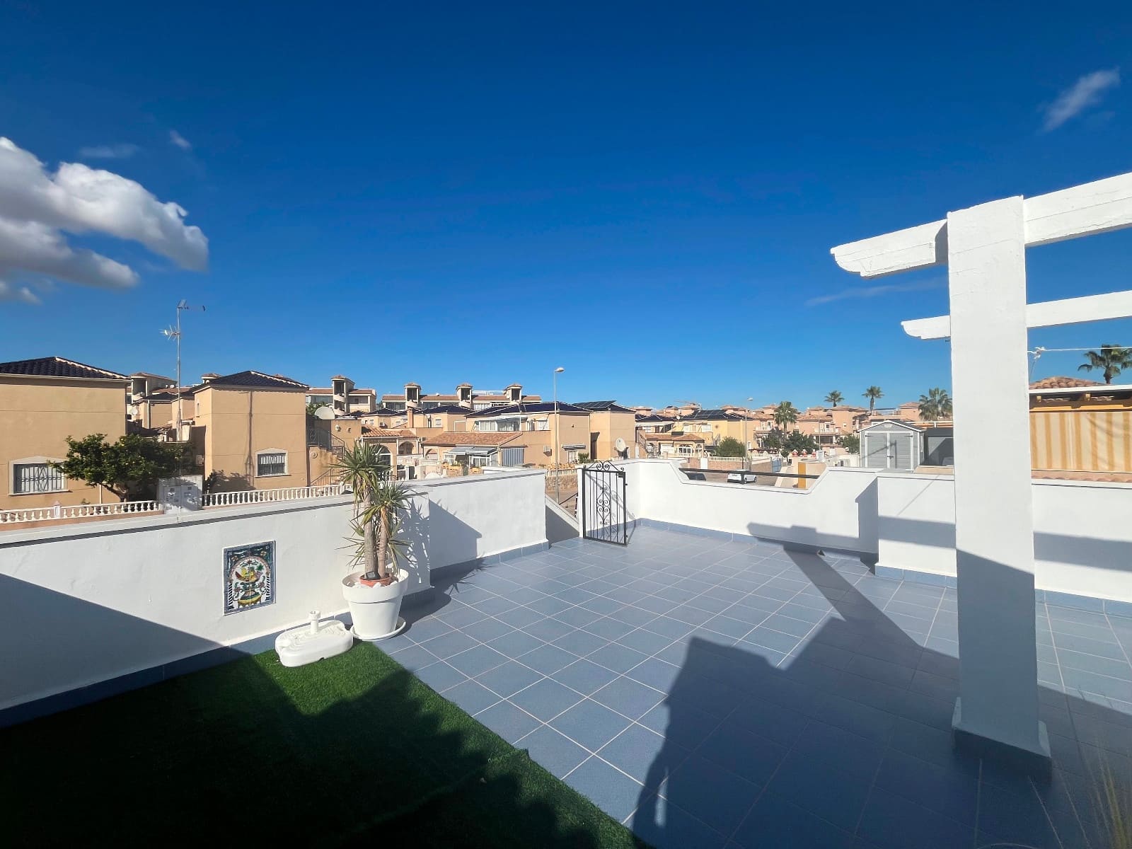2 makuuhuone Bungalow myytävänä paikassa Orihuela Costa mukana uima-altaan - 209 999 € (Ref: 9426668)