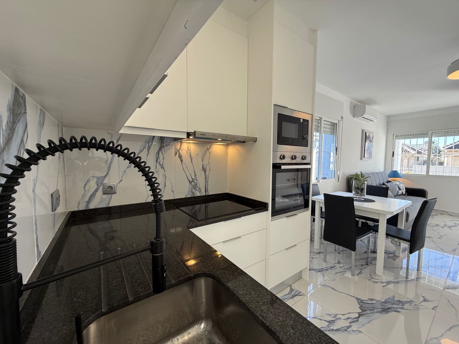 2 sypialnia Dom blizniak na sprzedaż w El Chaparral z basenem garażem - 177 000 € (Ref: 9438363)