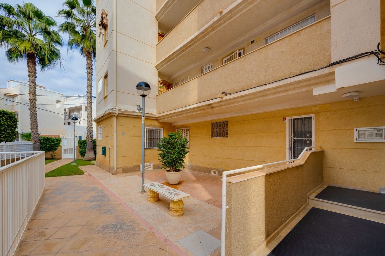 2 makuuhuone Huoneisto myytävänä paikassa Torrevieja mukana uima-altaan 
autotalli - 159 000 € (Ref: 9462884)