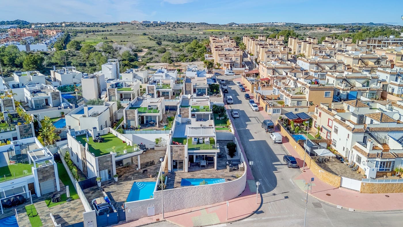 5 soveværelse Villa til salg i Villamartin med swimmingpool - € 469.000 (Ref: 9506376)