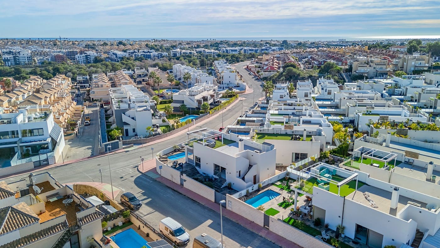 5 soveværelse Villa til salg i Villamartin med swimmingpool - € 469.000 (Ref: 9506376)