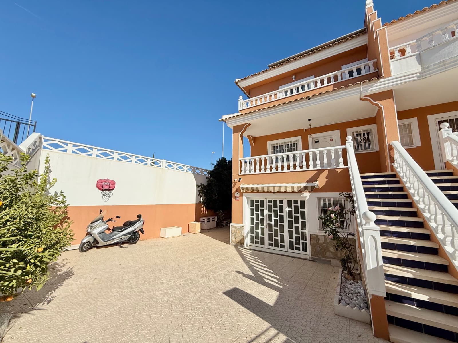 3 soveværelse Semi-Rækkehus til salg i Dona Pepa med swimmingpool - € 299.000 (Ref: 9539867)