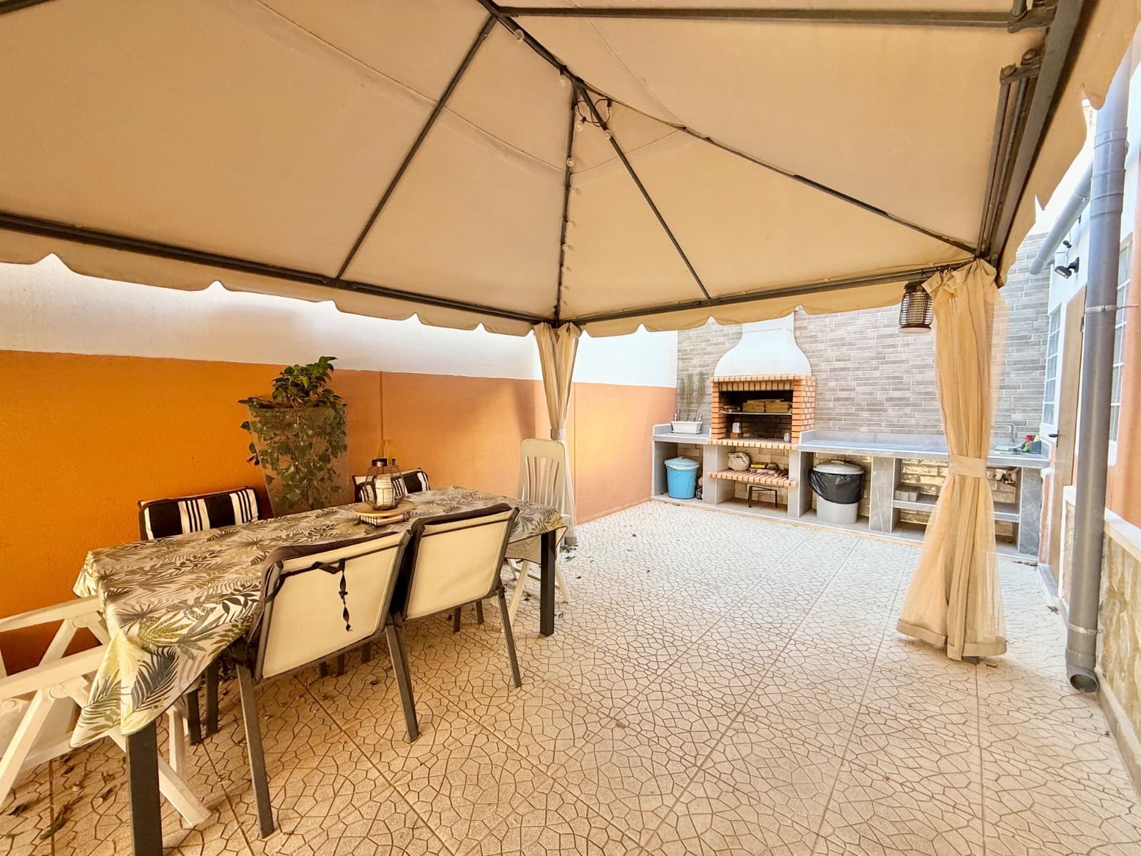 3 soveværelse Semi-Rækkehus til salg i Dona Pepa med swimmingpool - € 299.000 (Ref: 9539867)