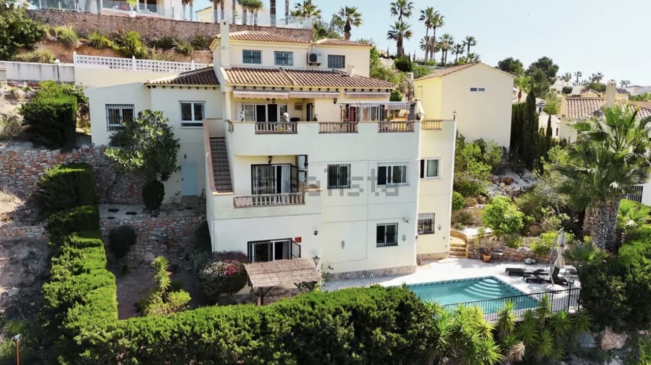 Chalet de 5 habitaciones en Villamartin en venta con piscina garaje - 635.000 € (Ref: 9550173)