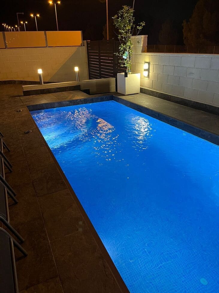 Chalet de 3 habitaciones en Villamartin en venta con piscina - 400.000 € (Ref: 9606777)