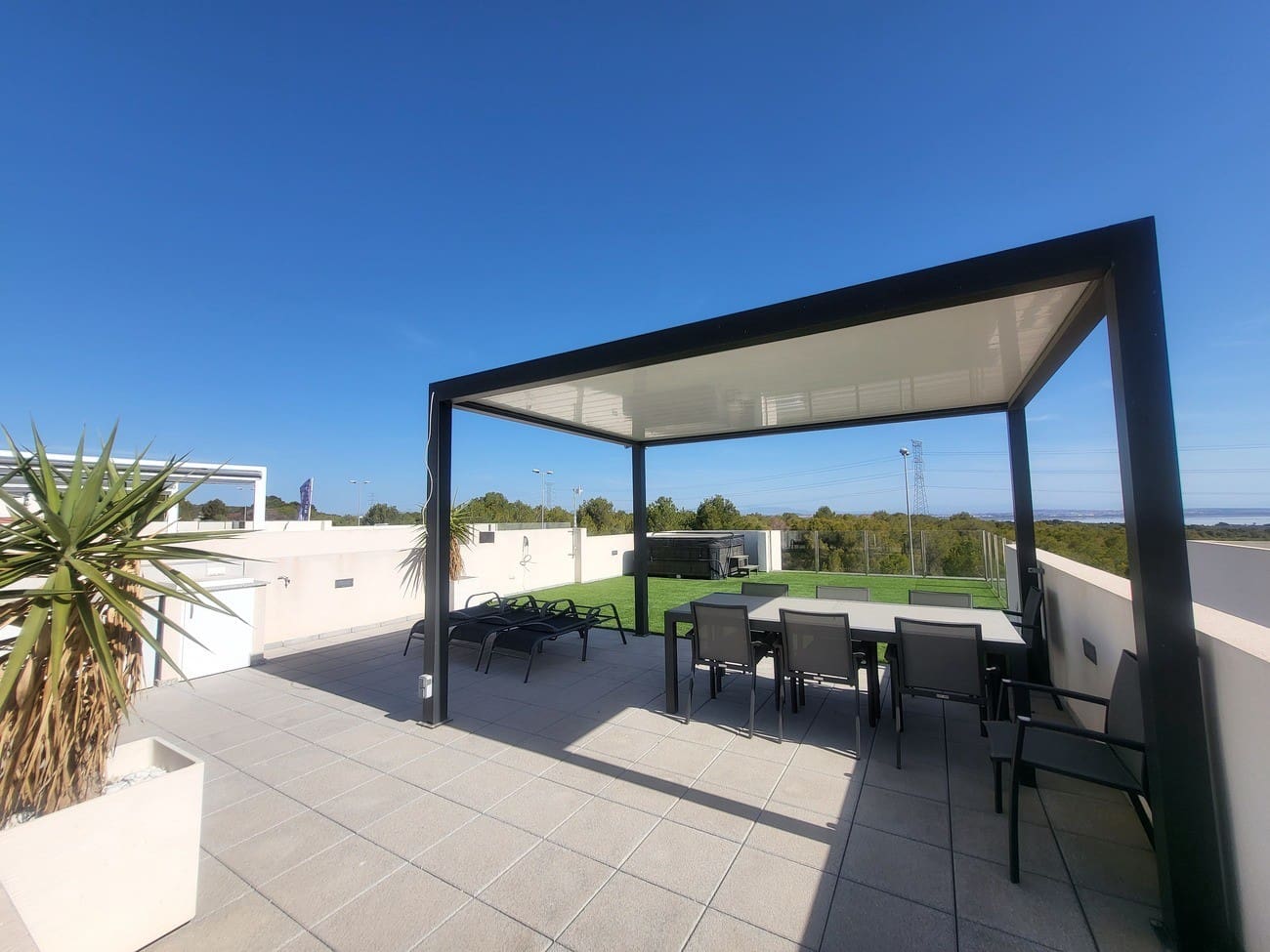 Chalet de 3 habitaciones en Villamartin en venta con piscina - 400.000 € (Ref: 9606777)