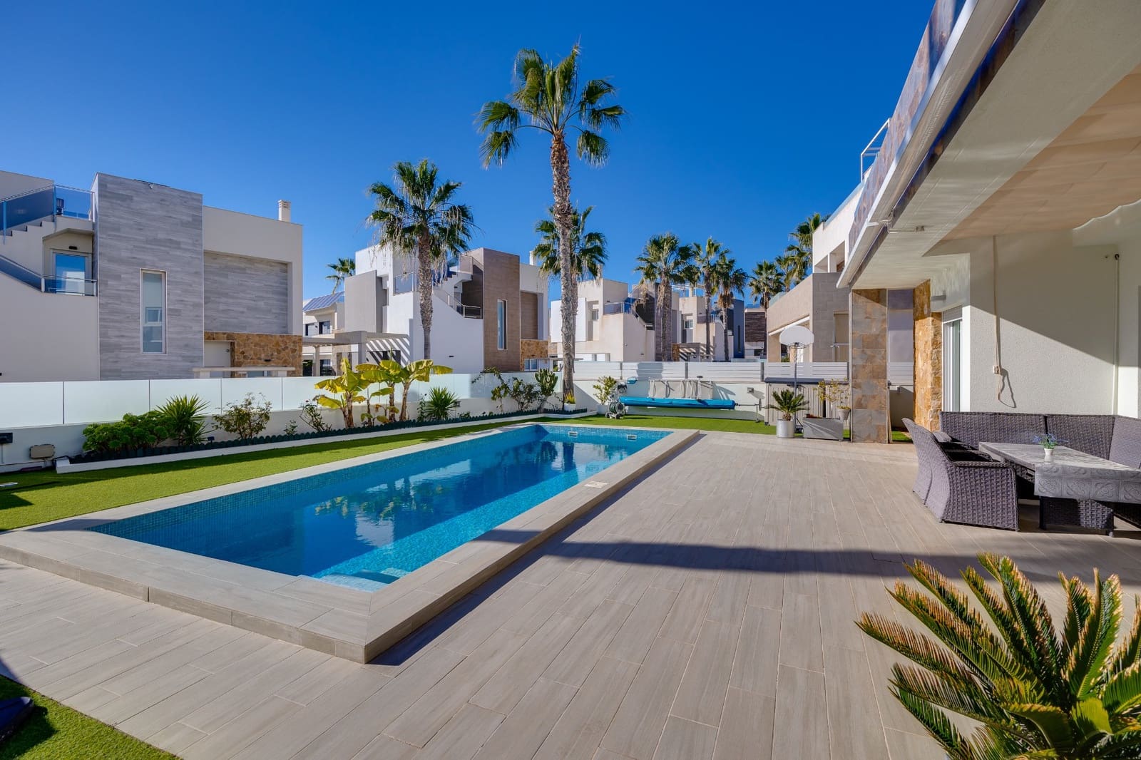 4 soverom Villa til salgs i Torrevieja med svømmebasseng garasje - € 750 000 (Ref: 9619033)