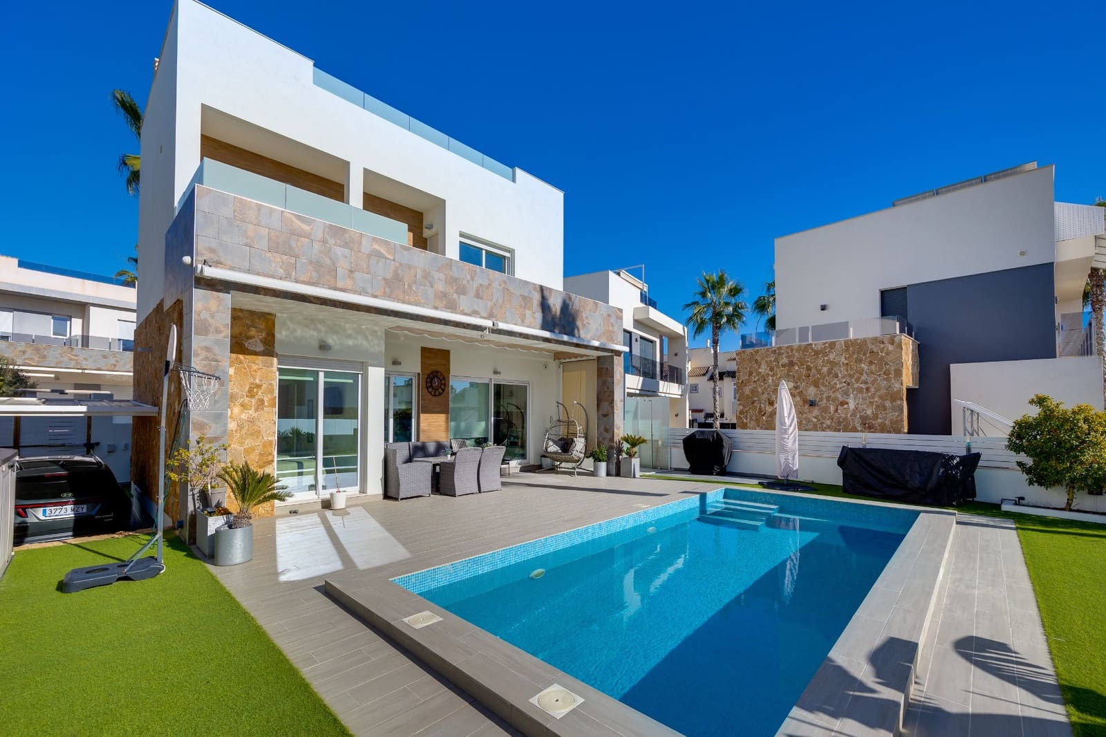 4 soverom Villa til salgs i Torrevieja med svømmebasseng garasje - € 750 000 (Ref: 9619033)