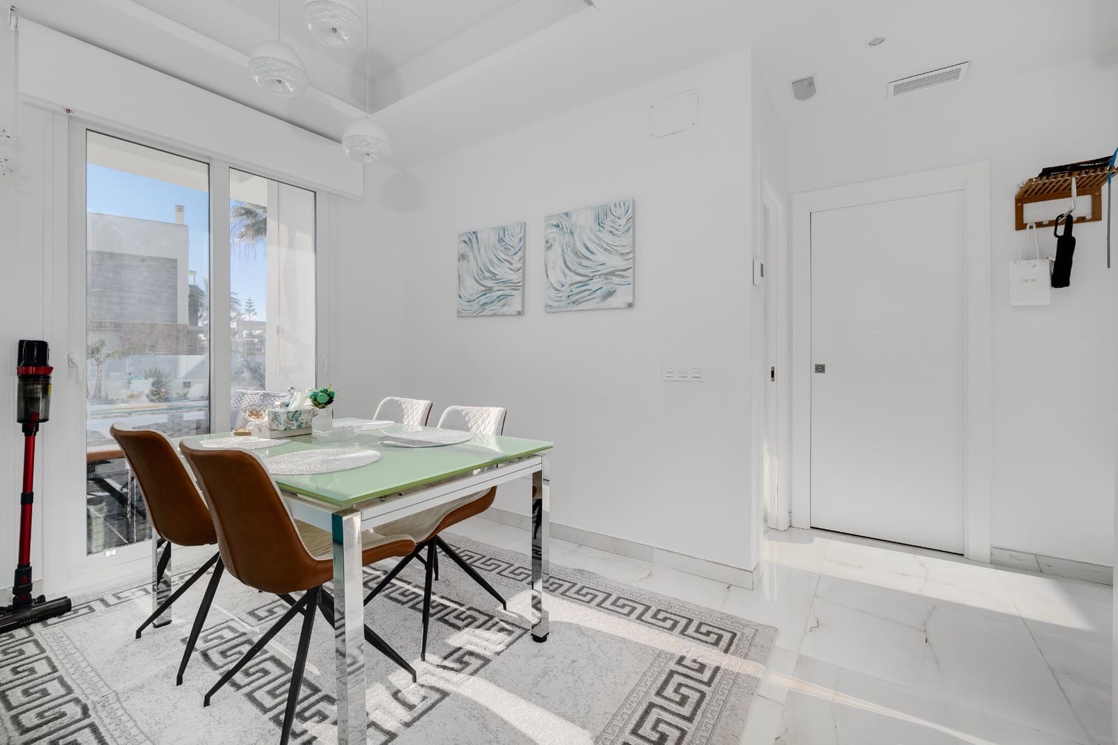 4 soverom Villa til salgs i Torrevieja med svømmebasseng garasje - € 750 000 (Ref: 9619033)