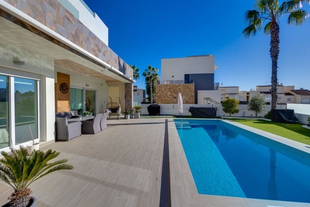 4 soverom Villa til salgs i Los Frutales, Torrevieja med svømmebasseng garasje - € 750 000 (Ref: 9619033)