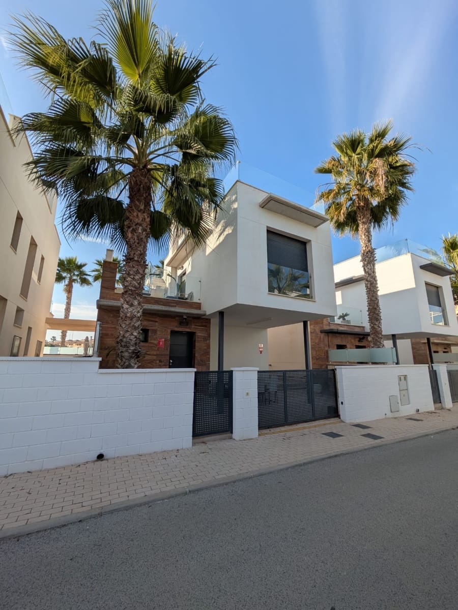 3 bedroom Villa for sale in Cabo Roig with pool garage - € 450,000 (Ref: 9669280)