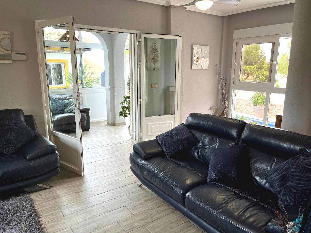 4 makuuhuone Huvila myytävänä paikassa Playa Flamenca mukana uima-altaan 
autotalli - 399 000 € (Ref: 9676981)