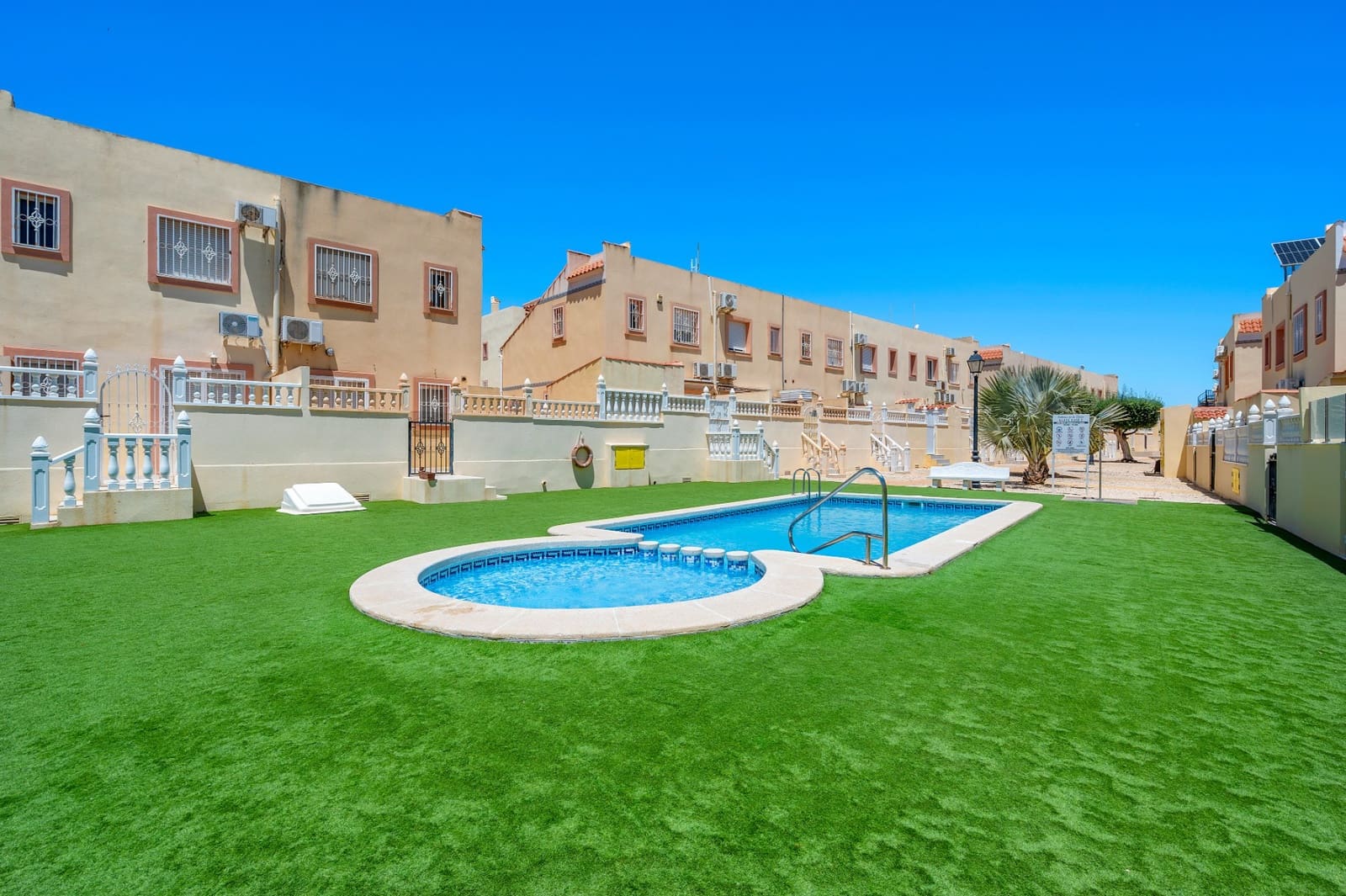 3 soveværelse Byhus til salg i La Zenia med swimmingpool - € 299.000 (Ref: 9793738)