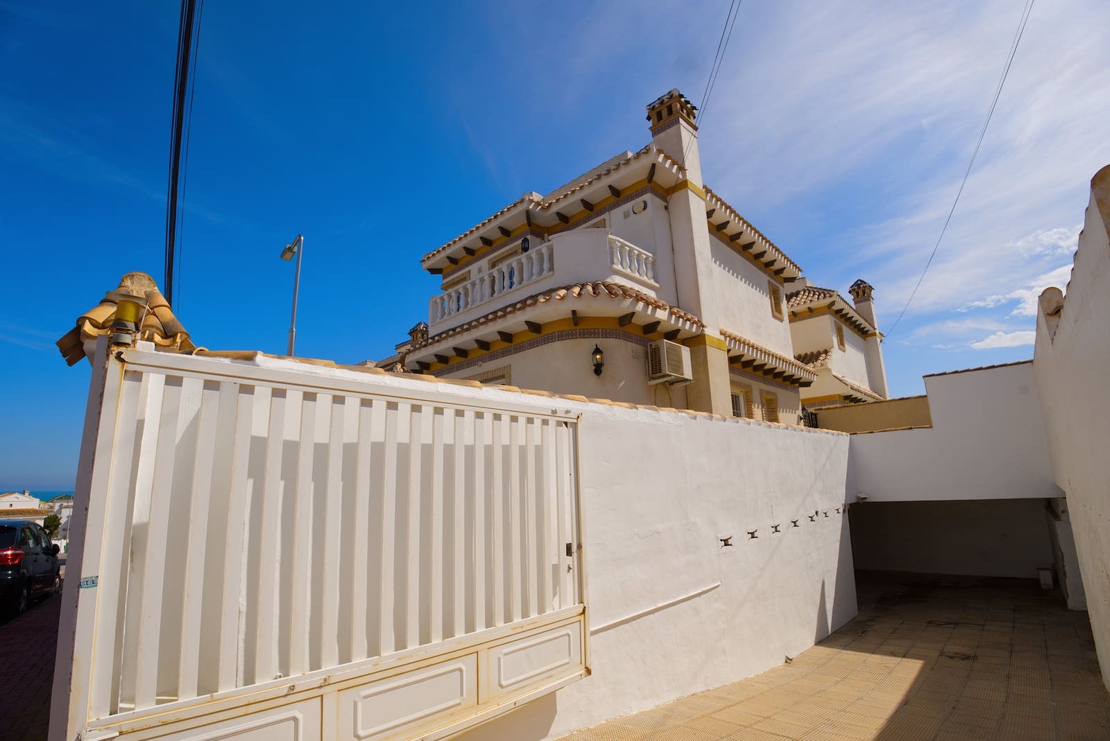 3 soveværelse Villa til salg i Torrevieja med swimmingpool garage - € 415.000 (Ref: 9976492)