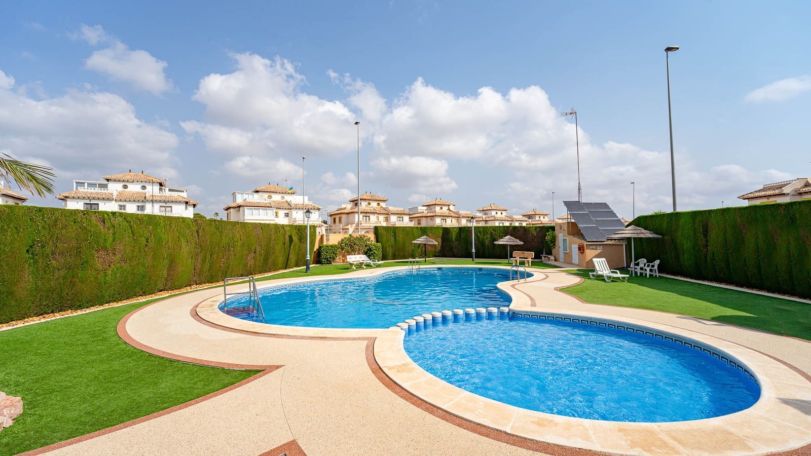 3 soveværelse Semi-Rækkehus til salg i Orihuela Costa med swimmingpool garage - € 269.900 (Ref: 9984083)
