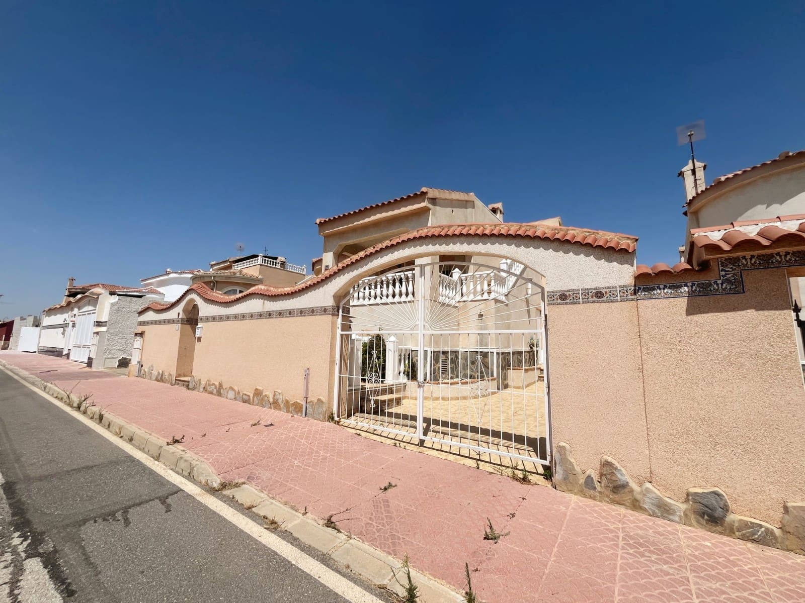 Chalet de 2 habitaciones en Ciudad Quesada en venta con piscina - 285.000 € (Ref: 9993615)