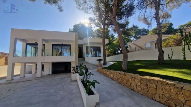 Chalet de 4 habitaciones en Los Balcones en venta con piscina garaje - 995.000 € (Ref: 8681900)