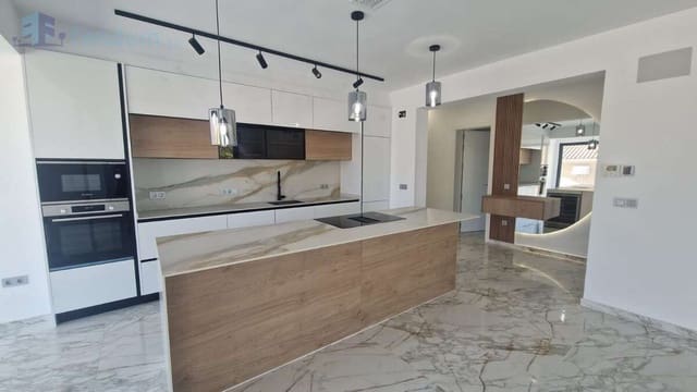 Chalet de 4 habitaciones en Los Balcones en venta con piscina garaje - 995.000 € (Ref: 8681900)