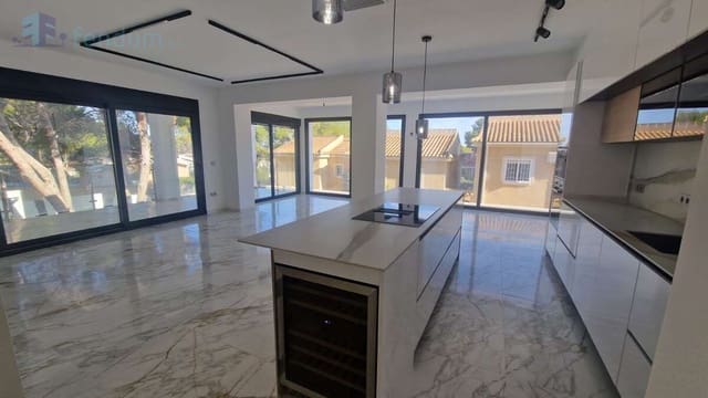 Chalet de 4 habitaciones en Los Balcones en venta con piscina garaje - 995.000 € (Ref: 8681900)