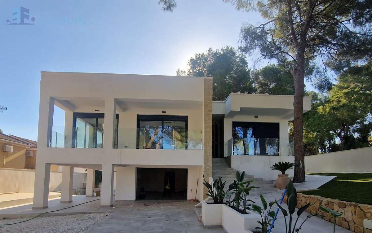 Chalet de 4 habitaciones en Los Balcones en venta con piscina garaje - 995.000 € (Ref: 8681900)