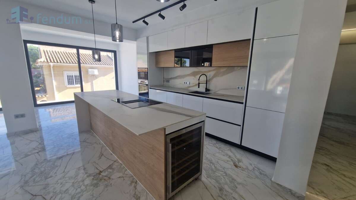 Chalet de 4 habitaciones en Los Balcones en venta con piscina garaje - 995.000 € (Ref: 8681900)