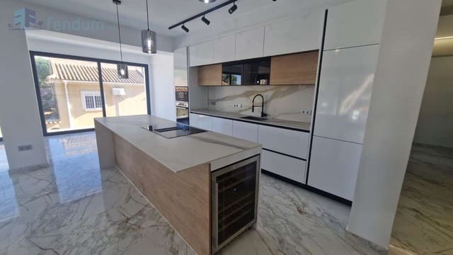 Chalet de 4 habitaciones en Los Balcones en venta con piscina garaje - 995.000 € (Ref: 8681900)