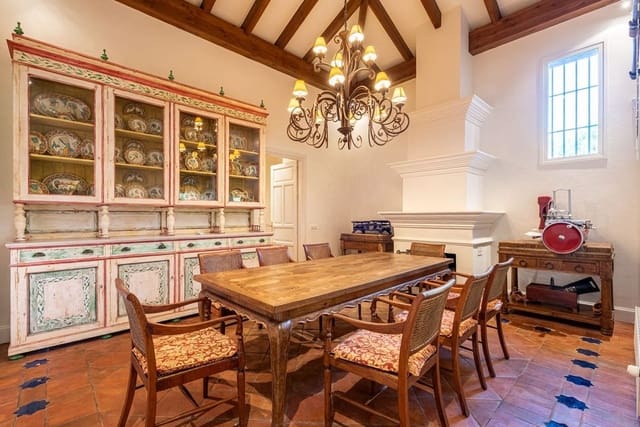 6 soverom Villa til salgs i Benahavís pueblo, Benahavís med svømmebasseng garasje - € 3 250 000 (Ref: 10001212)