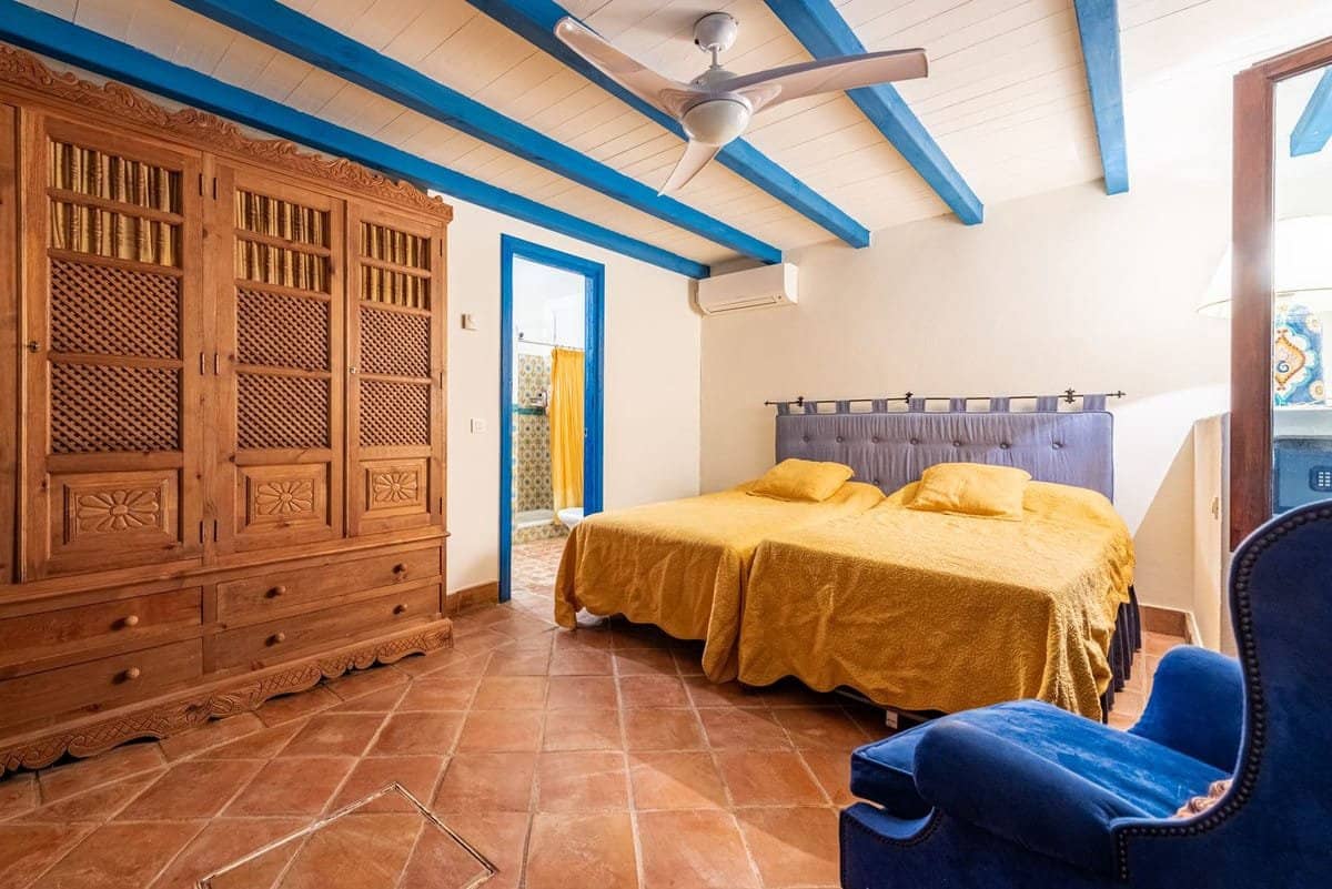 6 bedroom Villa for sale in Benahavis with pool garage - € 3,250,000 (Ref: 10023730)