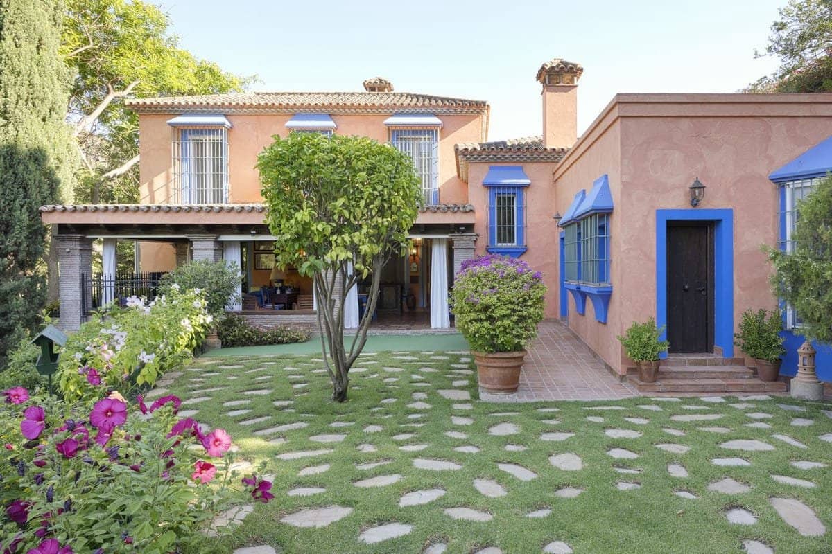 6 bedroom Villa for sale in Benahavis with pool garage - € 3,250,000 (Ref: 10023730)