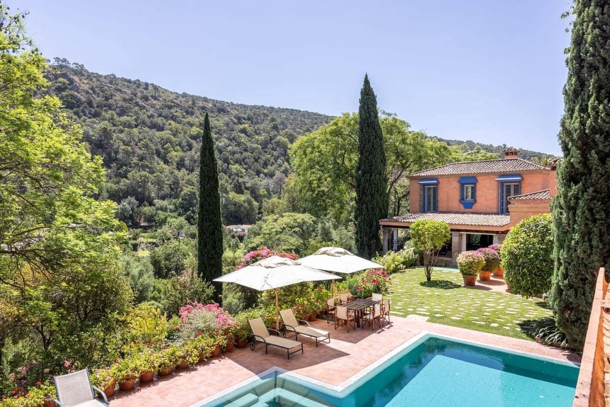 6 bedroom Villa for sale in Benahavis with pool garage - € 3,250,000 (Ref: 10023730)