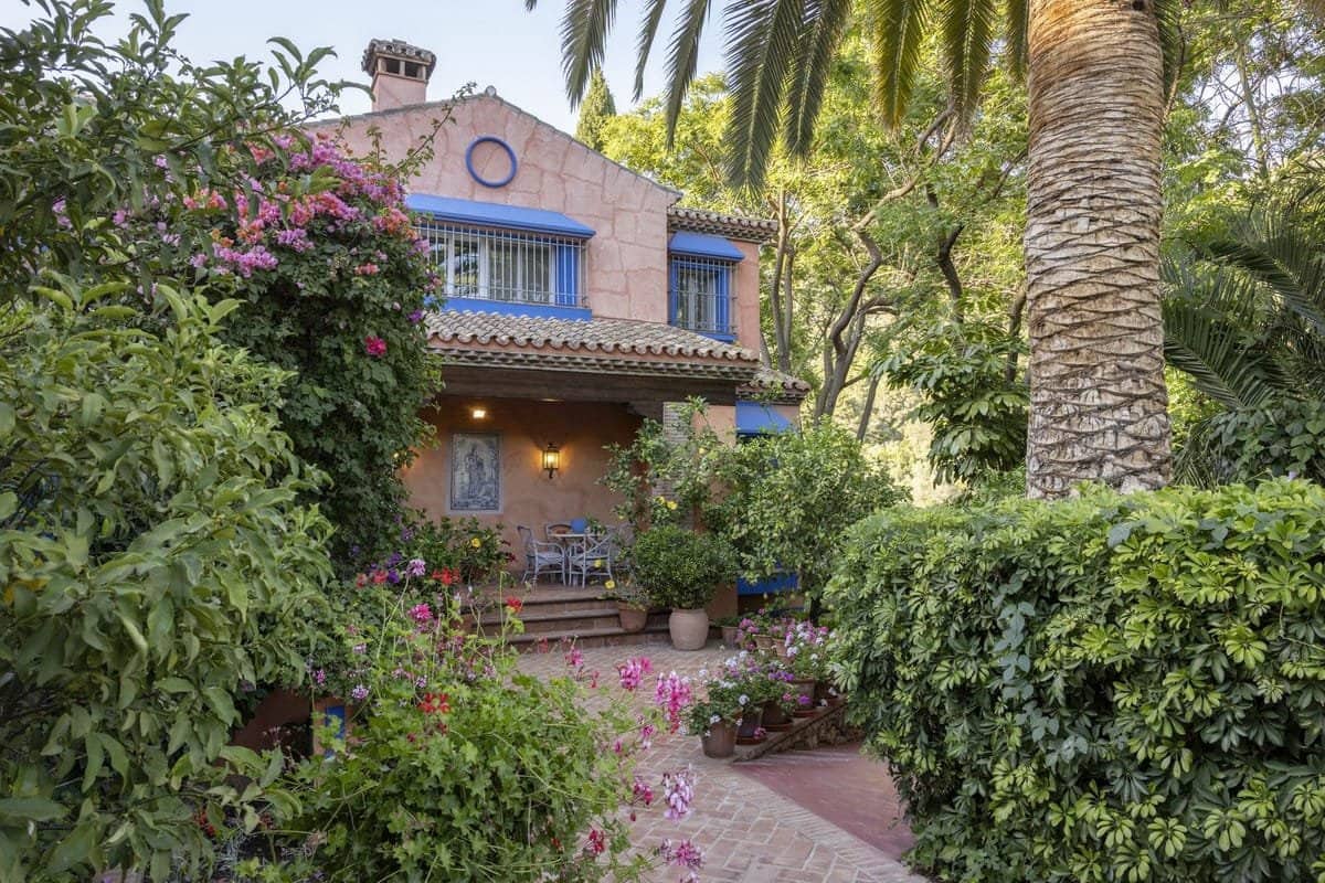 6 bedroom Villa for sale in Benahavis with pool garage - € 3,250,000 (Ref: 10023730)