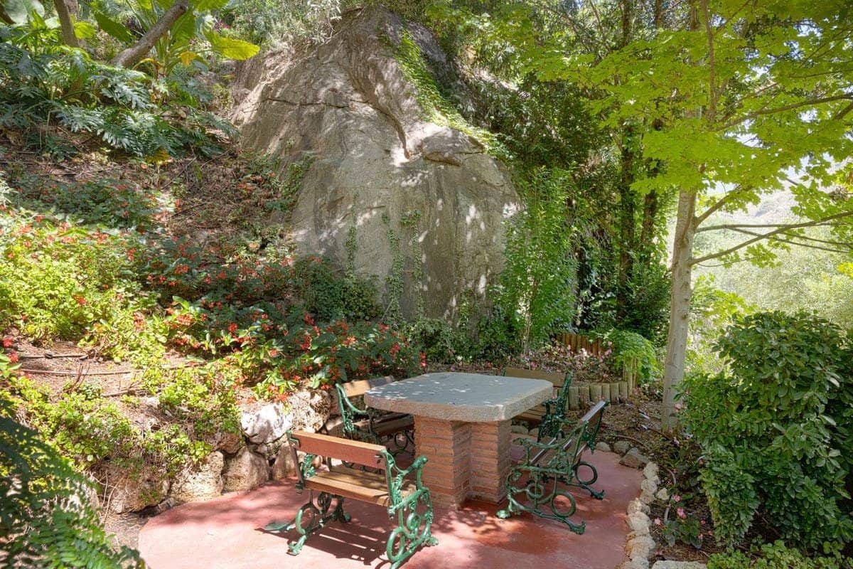 6 bedroom Villa for sale in Benahavis with pool garage - € 3,250,000 (Ref: 10023730)
