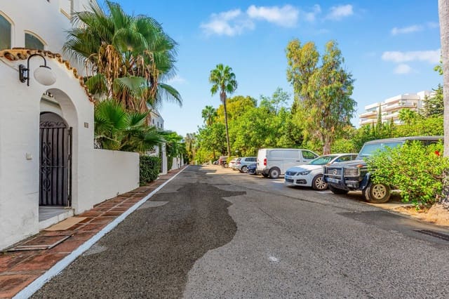 4 chambre Appartement à vendre à Puerto Banus, Marbella avec piscine garage - 895 000 € (Ref: 10109078)