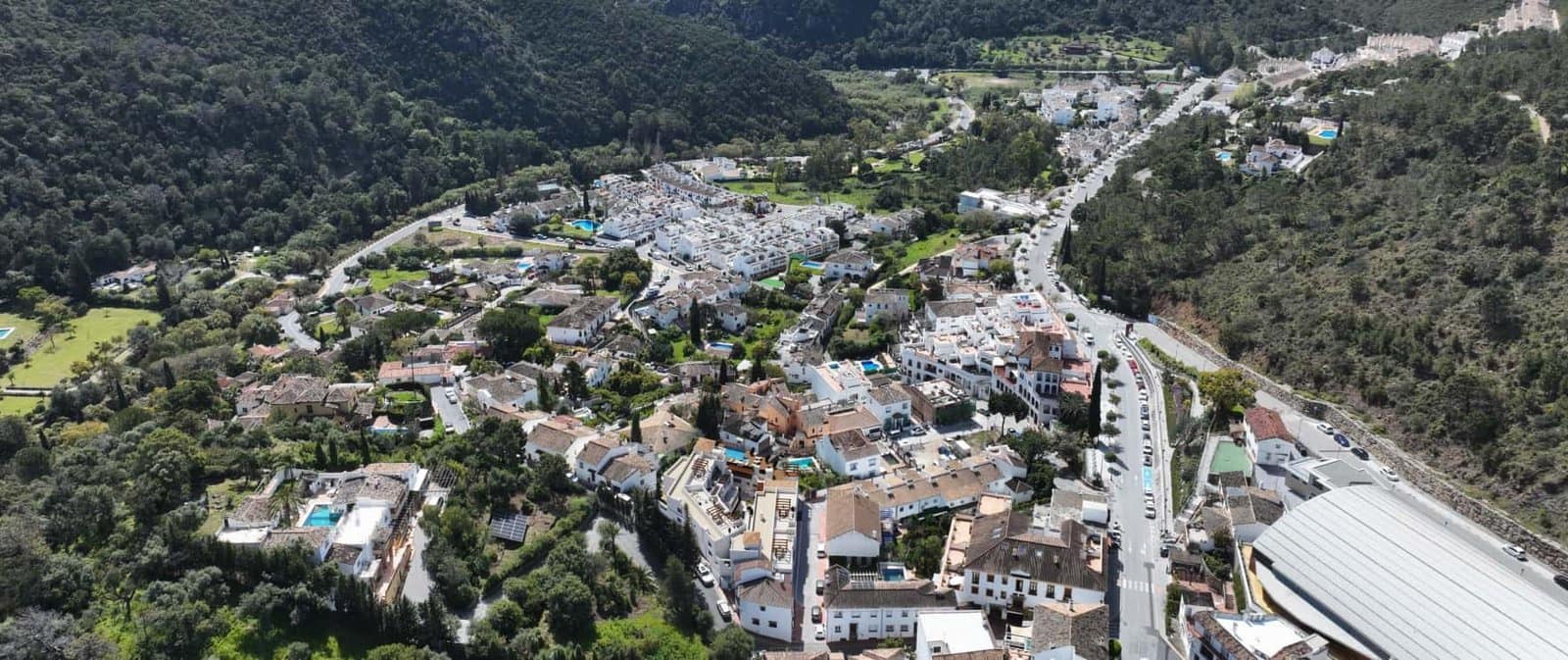 2 bedroom Apartment for sale in Benahavis with pool - € 400,000 (Ref: 9404513)