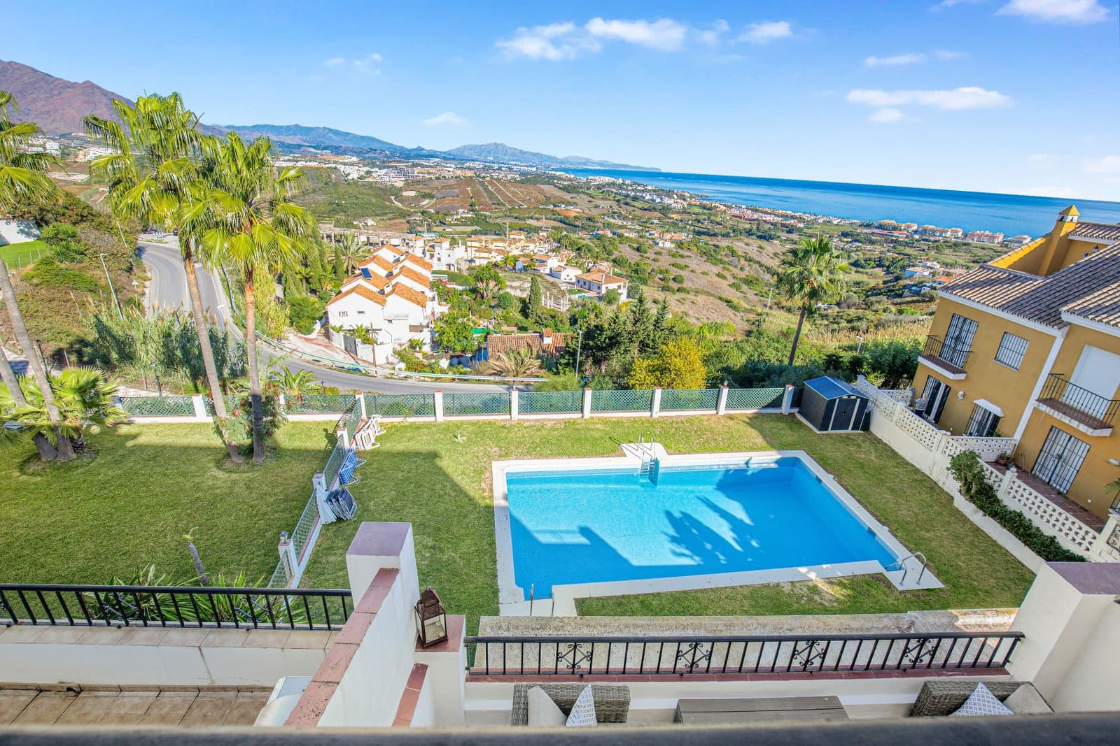5 bedroom Townhouse for sale in Manilva with pool garage - € 499,000 (Ref: 9488657)