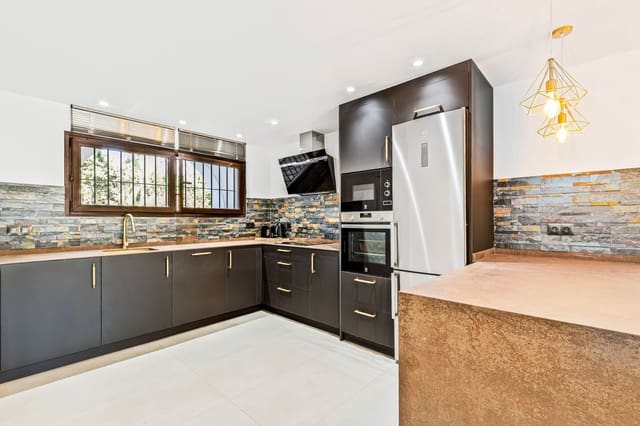 4 makuuhuone Huoneisto myytävänä paikassa Puerto Banus, Marbella mukana uima-altaan 
autotalli - 895 000 € (Ref: 9665979)