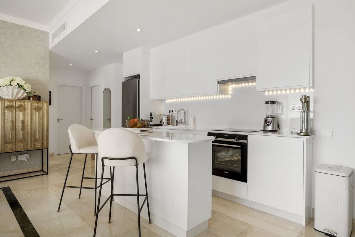 3 sypialnia Apartament na sprzedaż w Benahavis z basenem - 695 000 € (Ref: 9777829)