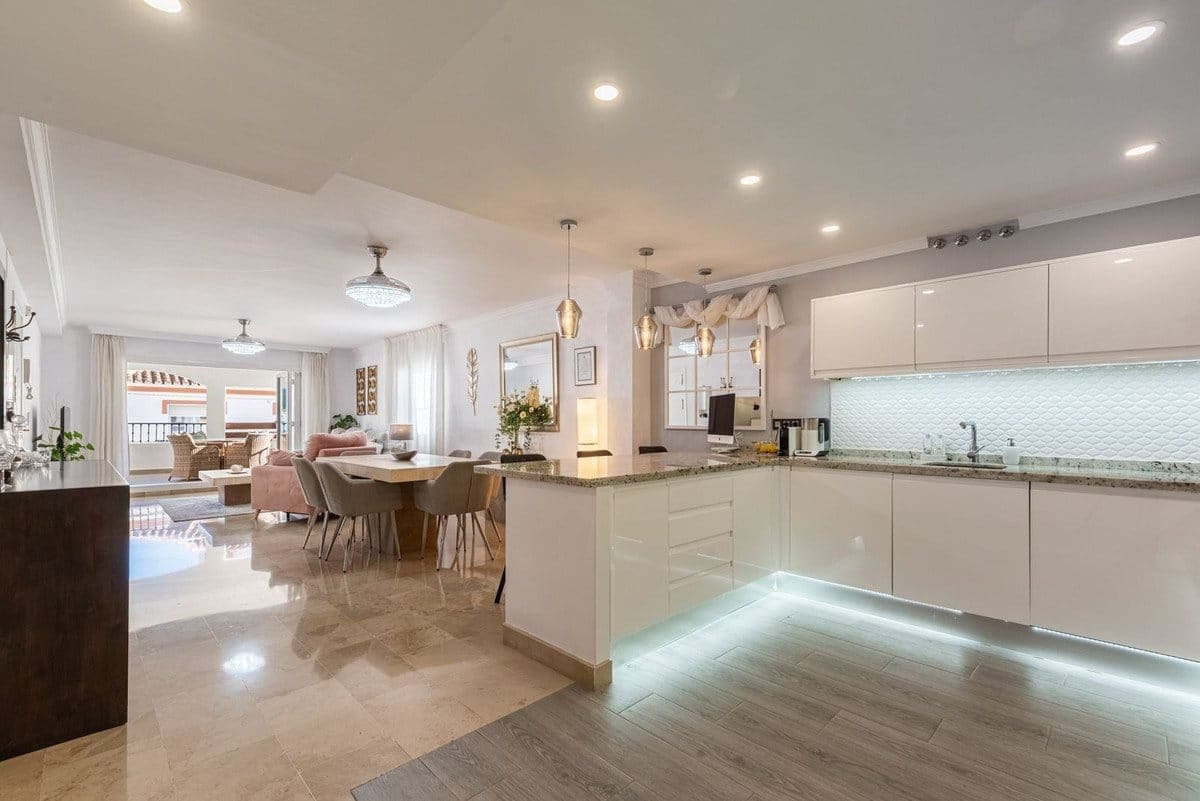 2 bedroom Apartment for sale in Benahavis - € 385,000 (Ref: 9805486)