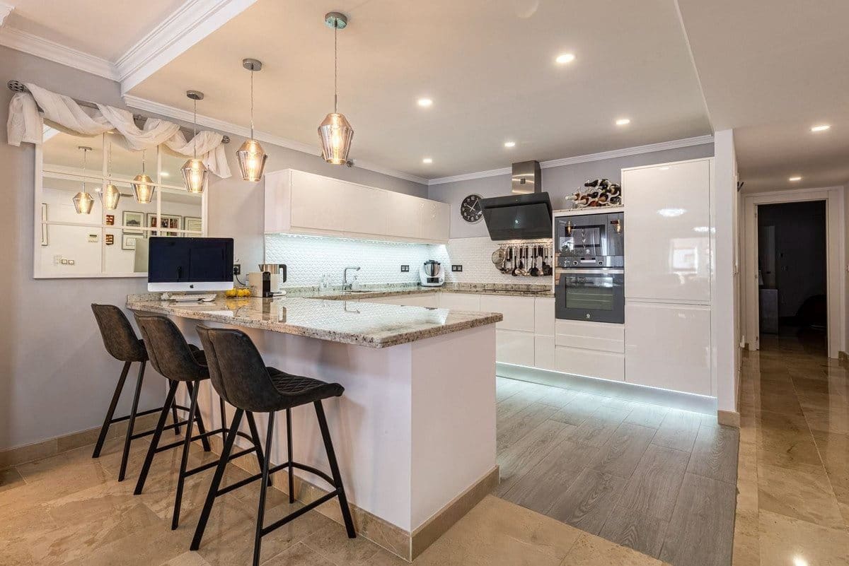 2 bedroom Apartment for sale in Benahavis - € 385,000 (Ref: 9805486)