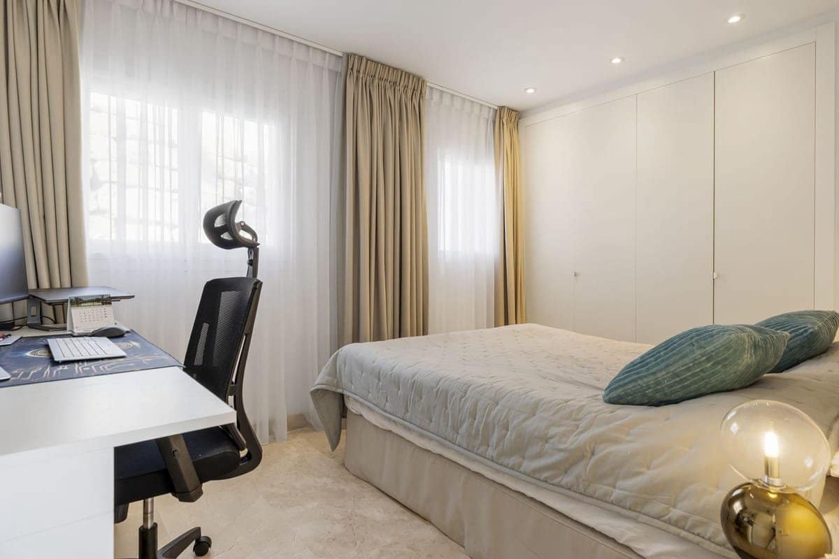 3 bedroom Apartment for sale in Benahavis with pool - € 695,000 (Ref: 9813570)