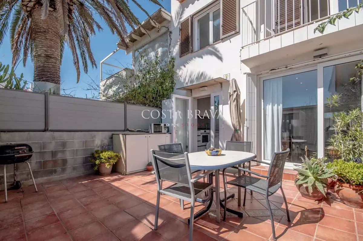 3 soveværelse Rækkehus til salg i Torroella de Montgri med garage - € 335.000 (Ref: 8902141)