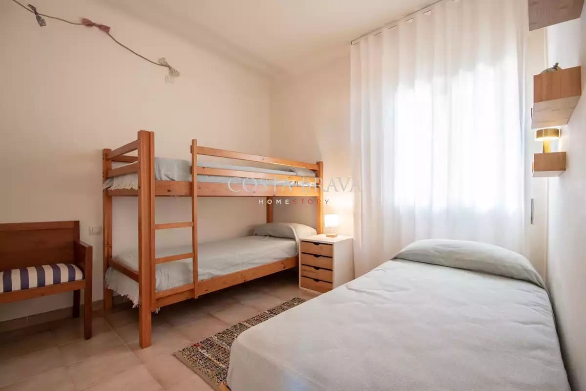 2 soveværelse Strandlejlighed til leje i Pals med garage - € 1.100 (Ref: 8937246)